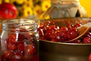 Ein einfaches Rezept für transparente Marmelade von Ranetki mit einem Schwanz für den Winter