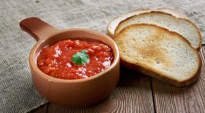 Einfache Rezepte zum Kochen von Adjika mit Äpfeln und Tomaten für den Winter