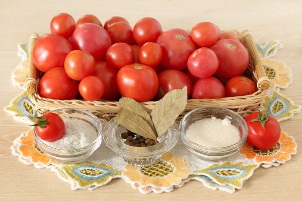 састојци за кување парадајза за зиму