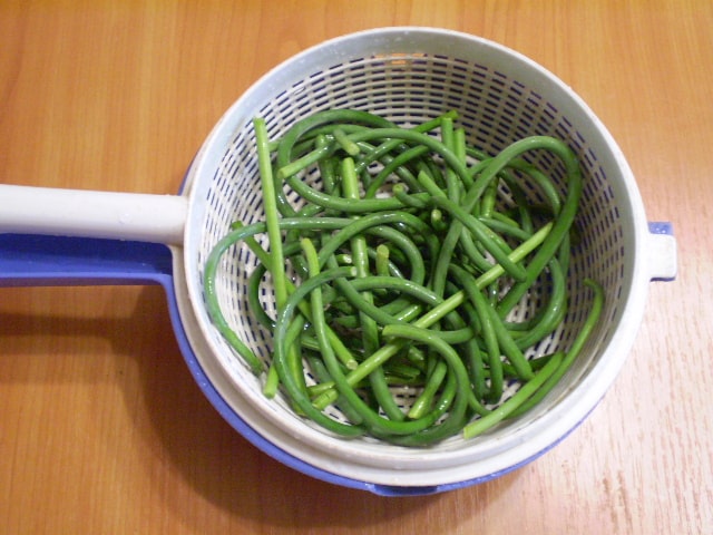 washing garlic arrows