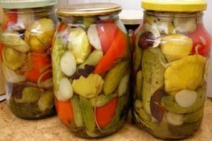 Како скувати повртњак у тегли са парадајзом, купусом, паприком и шаргарепом без стерилизације за зиму