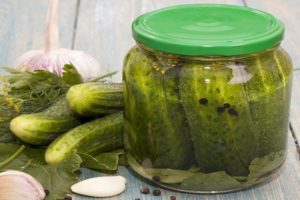 Receitas de pepinos crocantes com vodka para o inverno em potes com tampa de náilon com sal