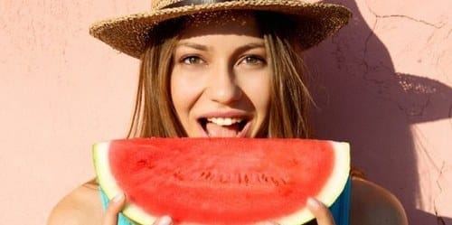 jente og vannmelon