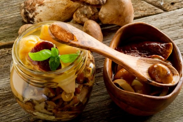 Schweinepilze in einem Glas