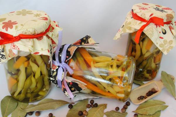 espárragos con verduras en un frasco
