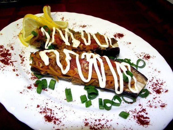 Mit Mayonnaise verzierte armenische Auberginen