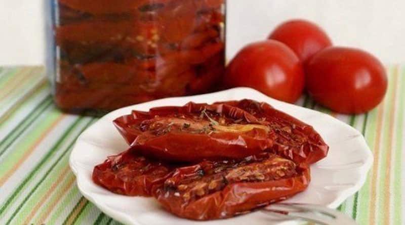 saulėje džiovinti pomidorai