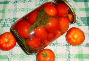 10 besten Rezepte zum Einlegen von Tomaten für den Winter in Honigsauce mit Knoblauch
