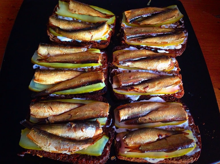 Pane nero con spratti