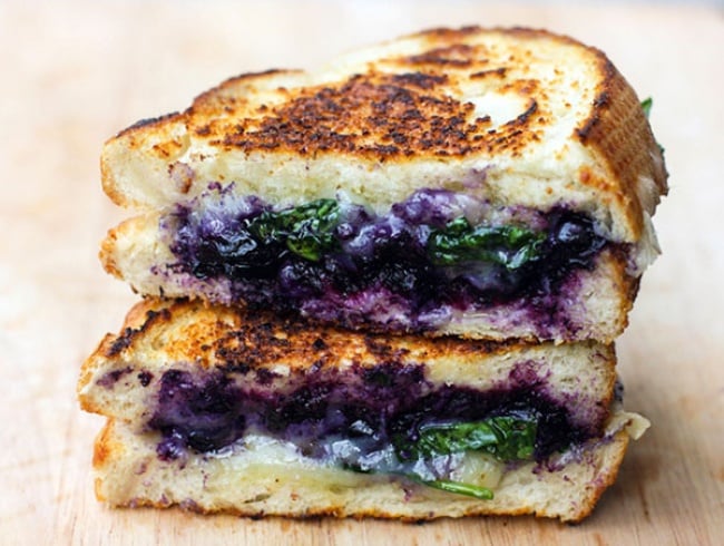 Toast di ricotta e mirtilli
