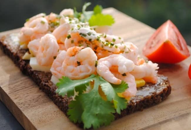 Toast di gamberetti bolliti