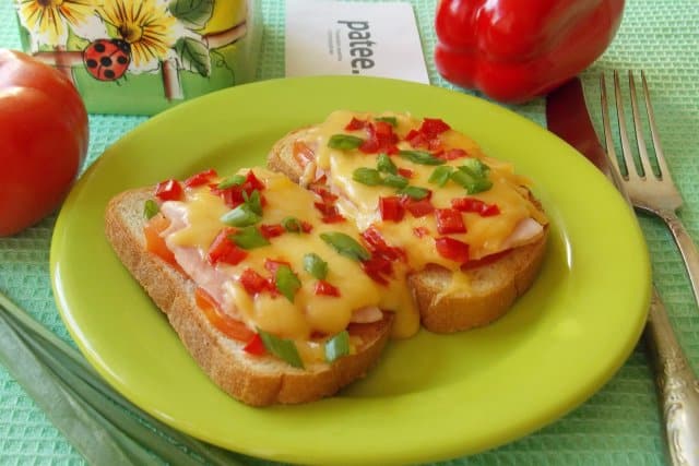 Con formaggio e pomodori