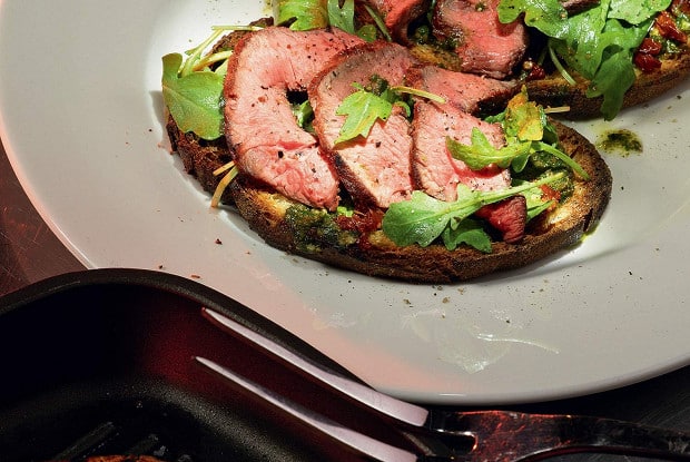 Con carne di manzo e salsa al pesto