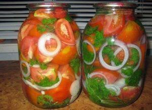 11 besten Rezepte für eingelegte Tomaten mit Zwiebeln für den Winter