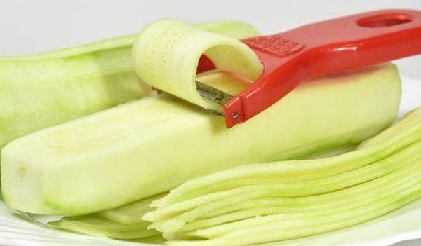 slicing zucchini