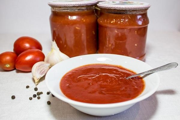 en platta med ketchup