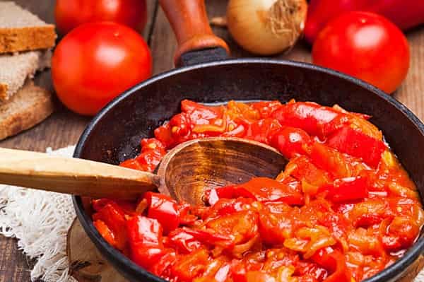 ТОП 7 вкусни рецепти за приготвяне на лечо с моркови и лук за зимата