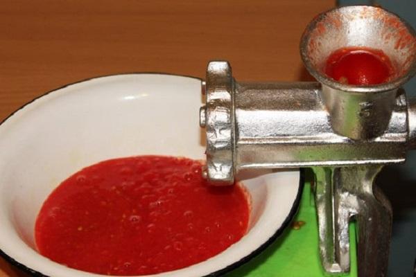 meat grinder with tomato