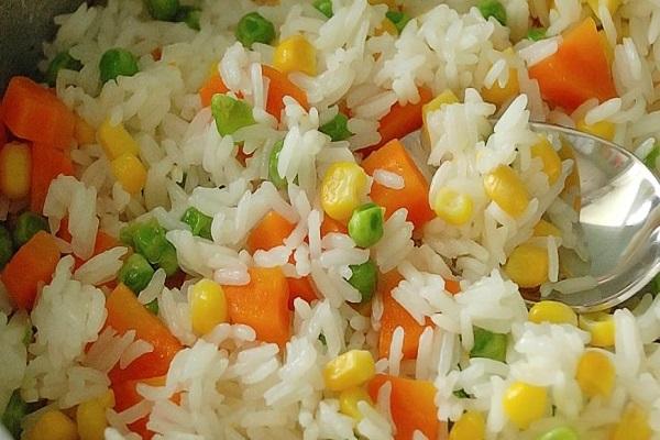 colhendo arroz