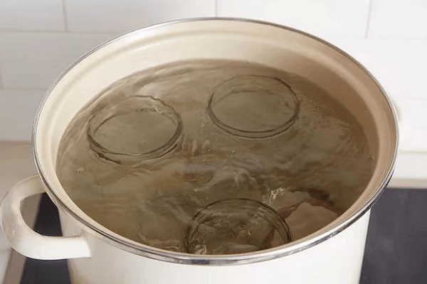 eau dans une casserole
