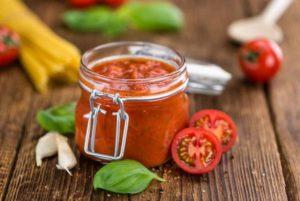 Uma receita passo a passo para fazer molho de tomate com manjericão para o inverno