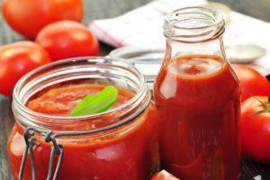 Uma receita simples de molho de tomate para o inverno em casa passo a passo