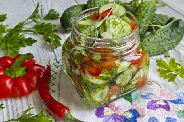 краставици с лук и билки