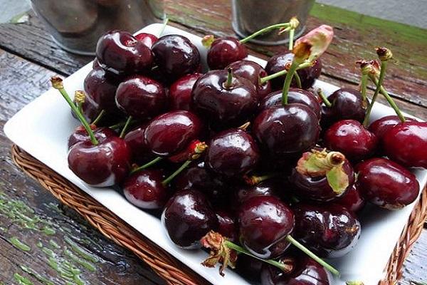 đĩa với anh đào