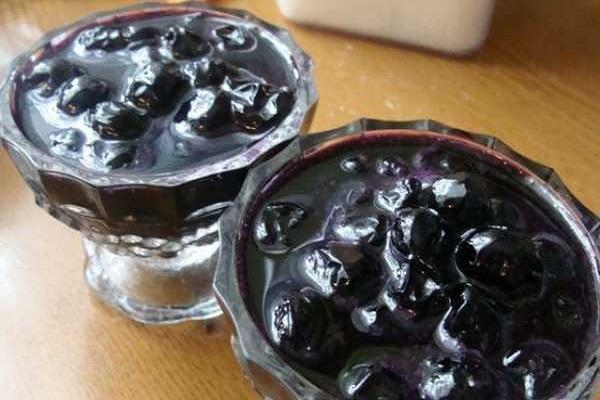 Beeren mit Nüssen