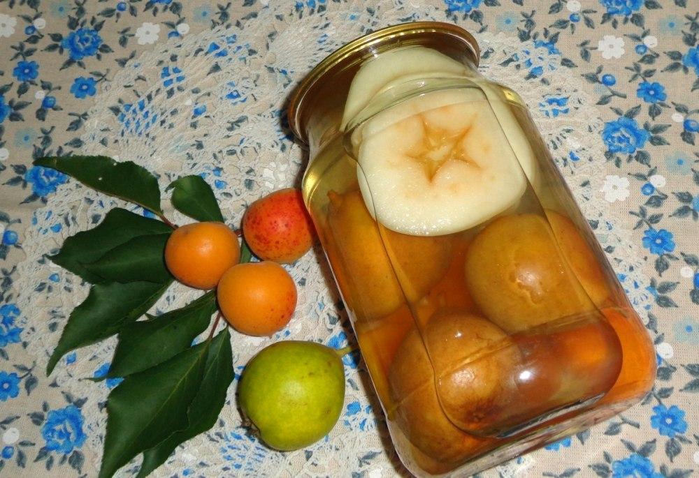 компот с ябълки и кайсии