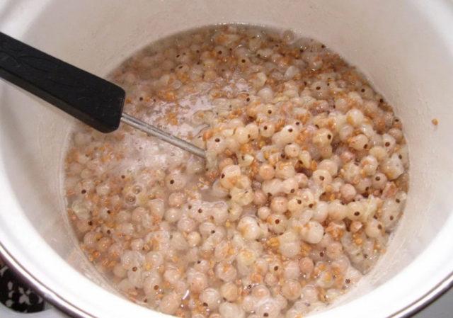 مربى في طباخ بطيء