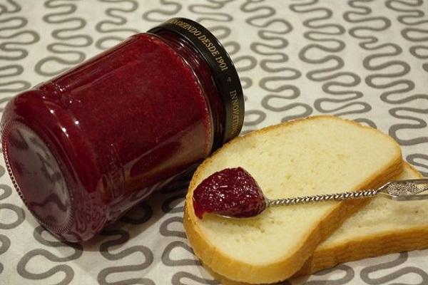 łyżka na chlebie