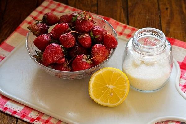 sliced ​​lemon