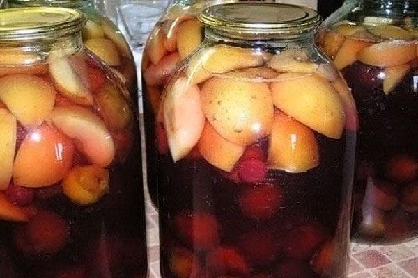компот от ябълки и сливи