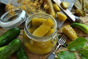 6 вкусни рецепти за хрупкави кисели краставици в буркани за зимата