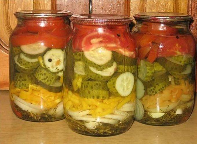verschiedene Tomaten und Gurken