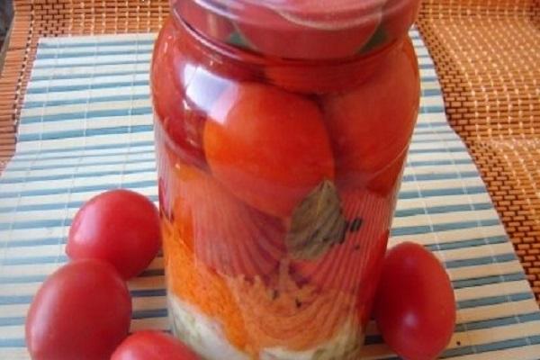 ντομάτες σε ένα βάζο