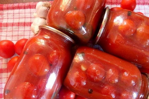 Κορυφαίες 10 πιο νόστιμες συνταγές ντομάτας σε χυμό ντομάτας για το χειμώνα