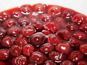 TOP 4 einfache Rezepte für die Herstellung von eingelegten Kirschen für den Winter