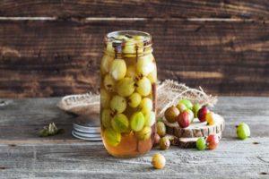 13 besten Rezepte für die Herstellung von Stachelbeerrohlingen für den Winter