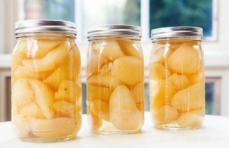 apples in saffron syrup