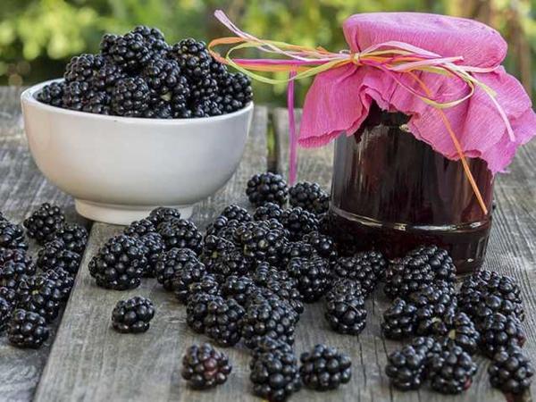 Schwarze Himbeer-Apfel-Marmelade