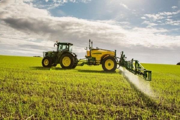 Traktor im Feld