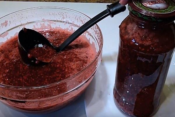 Löffel in Marmelade