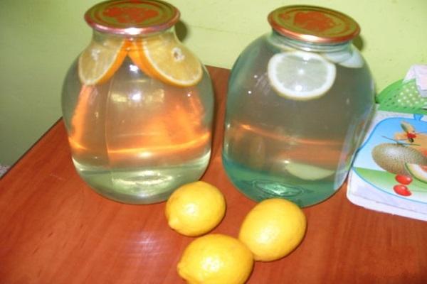 masadaki limonlar