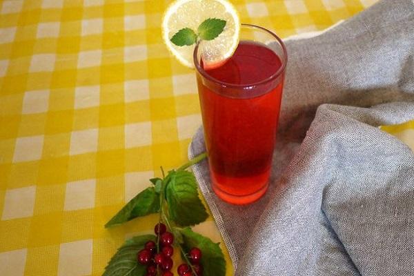 ein Glas trinken