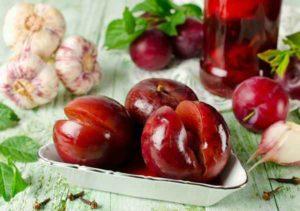 13 Rezepte für die Herstellung von Pflaumenkonserven in Sirup für den Winter