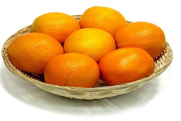 pomarańcze w koszu