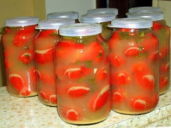 студени кисели домати за зимата