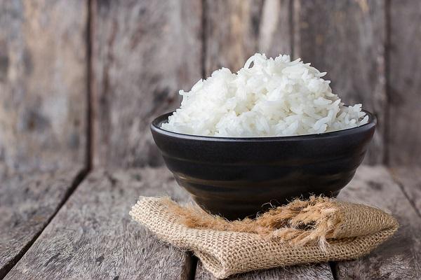 um prato de arroz
